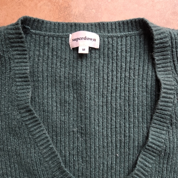 superdown Revolve Ribbed V-Neck Emerald Green Raquel Sweater Size Medium - Picture 3 of 5